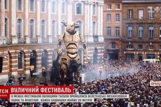 У Франції відбувся парад велетенських механічних монстрів