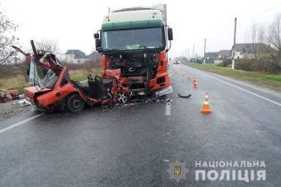 На Прикарпатті внаслідок моторошного зіткнення легковика та вантажівки загинули двоє молодих чоловіків