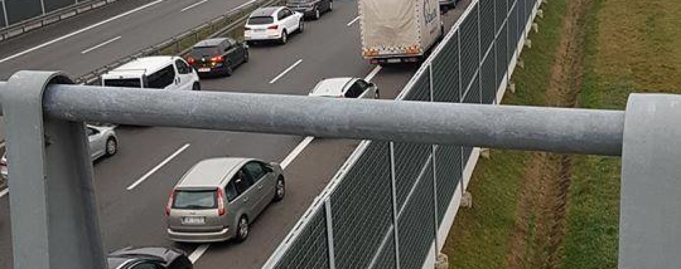 У Польщі український двоповерховий автобус зіткнувся з чотирма автомобілями: є постраждалі