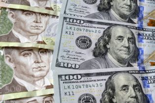 Украинцы покупают валюту больше, чем продают
