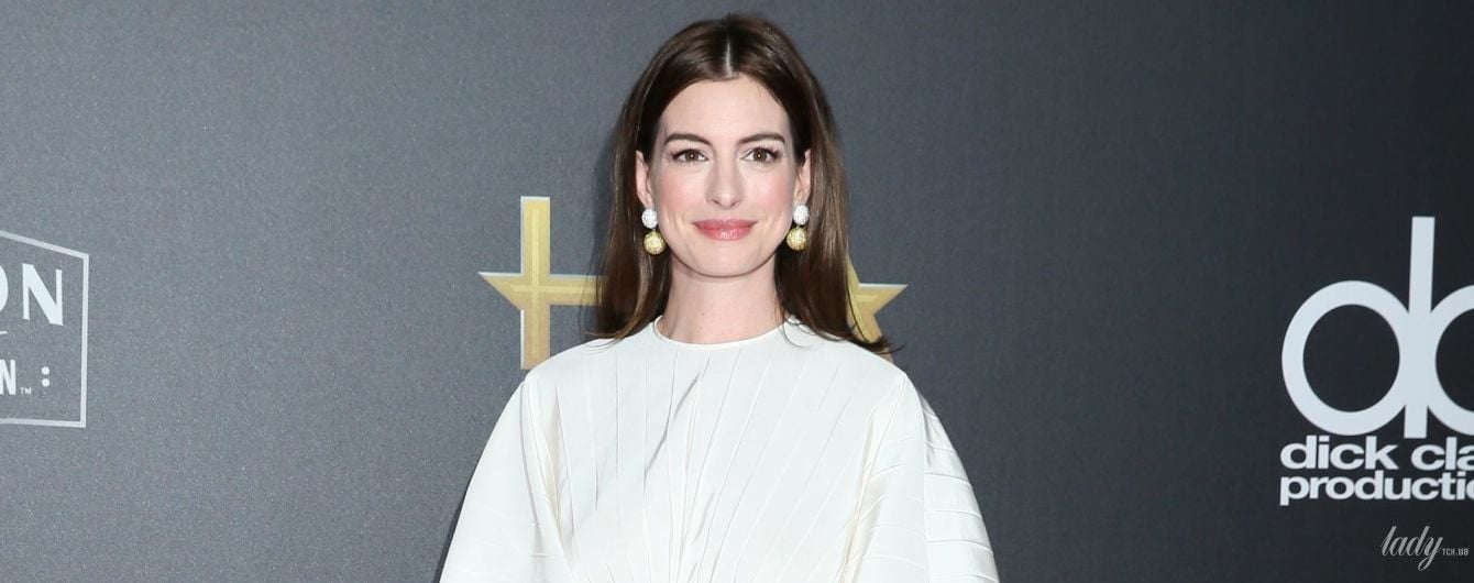 В платье Valentino и на огромных шпильках: Энн Хэтэуэй блистала на красной дорожке