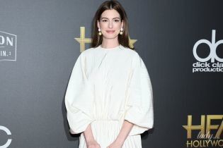 В платье Valentino и на огромных шпильках: Энн Хэтэуэй блистала на красной дорожке