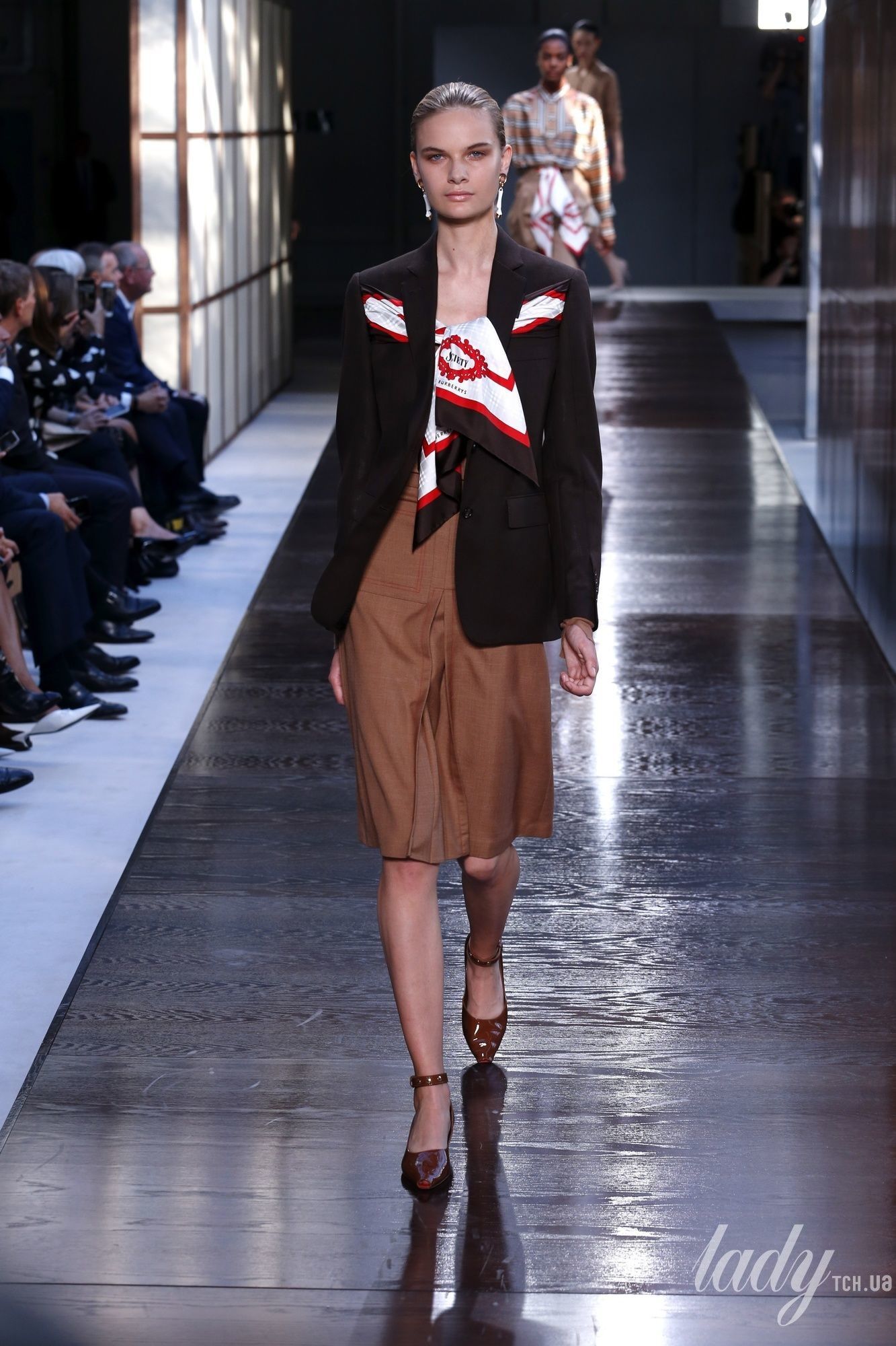 Коллекция Burberry прет-а-порте сезона весна-лето 2019_20