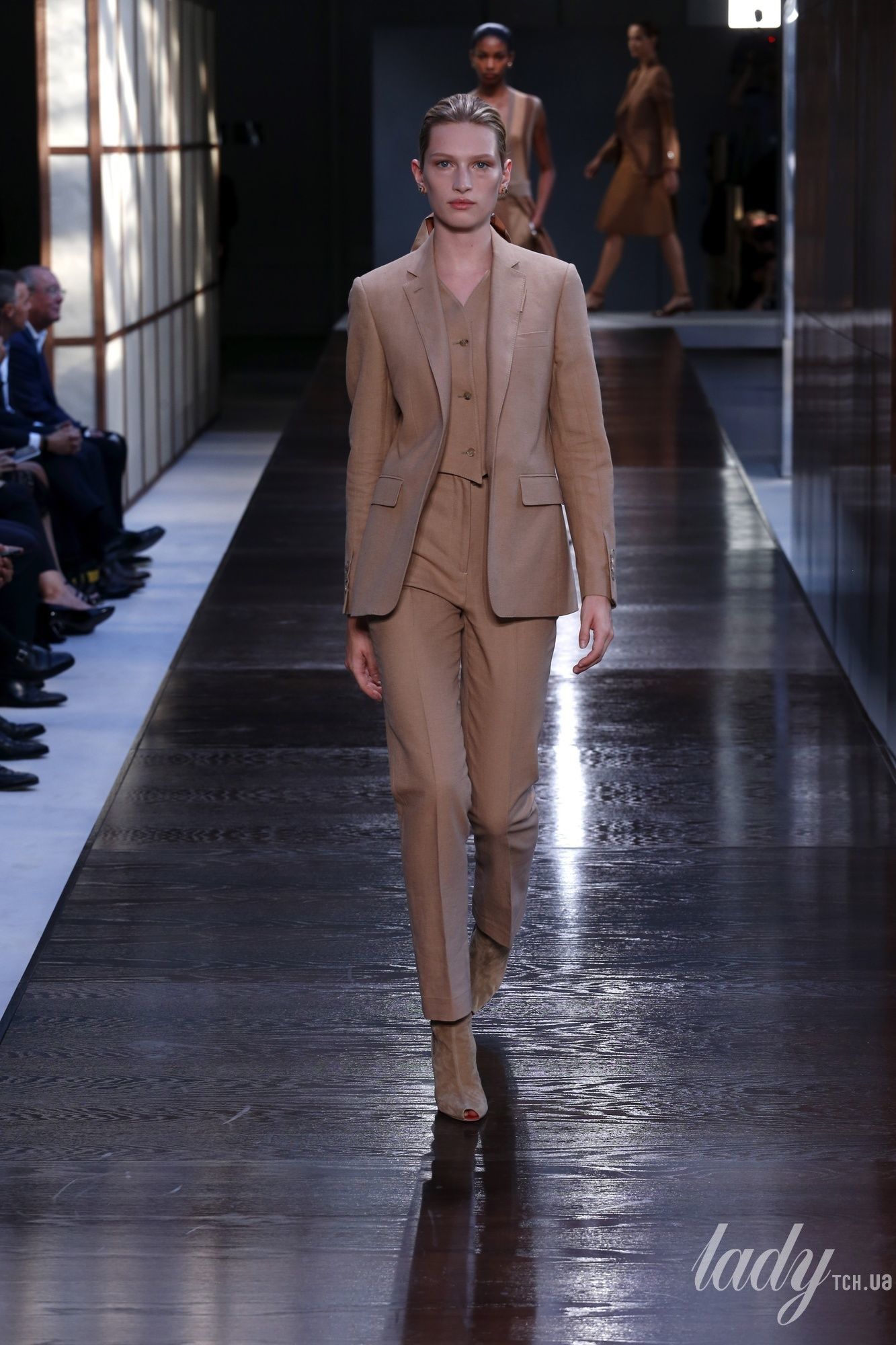 Коллекция Burberry прет-а-порте сезона весна-лето 2019_36