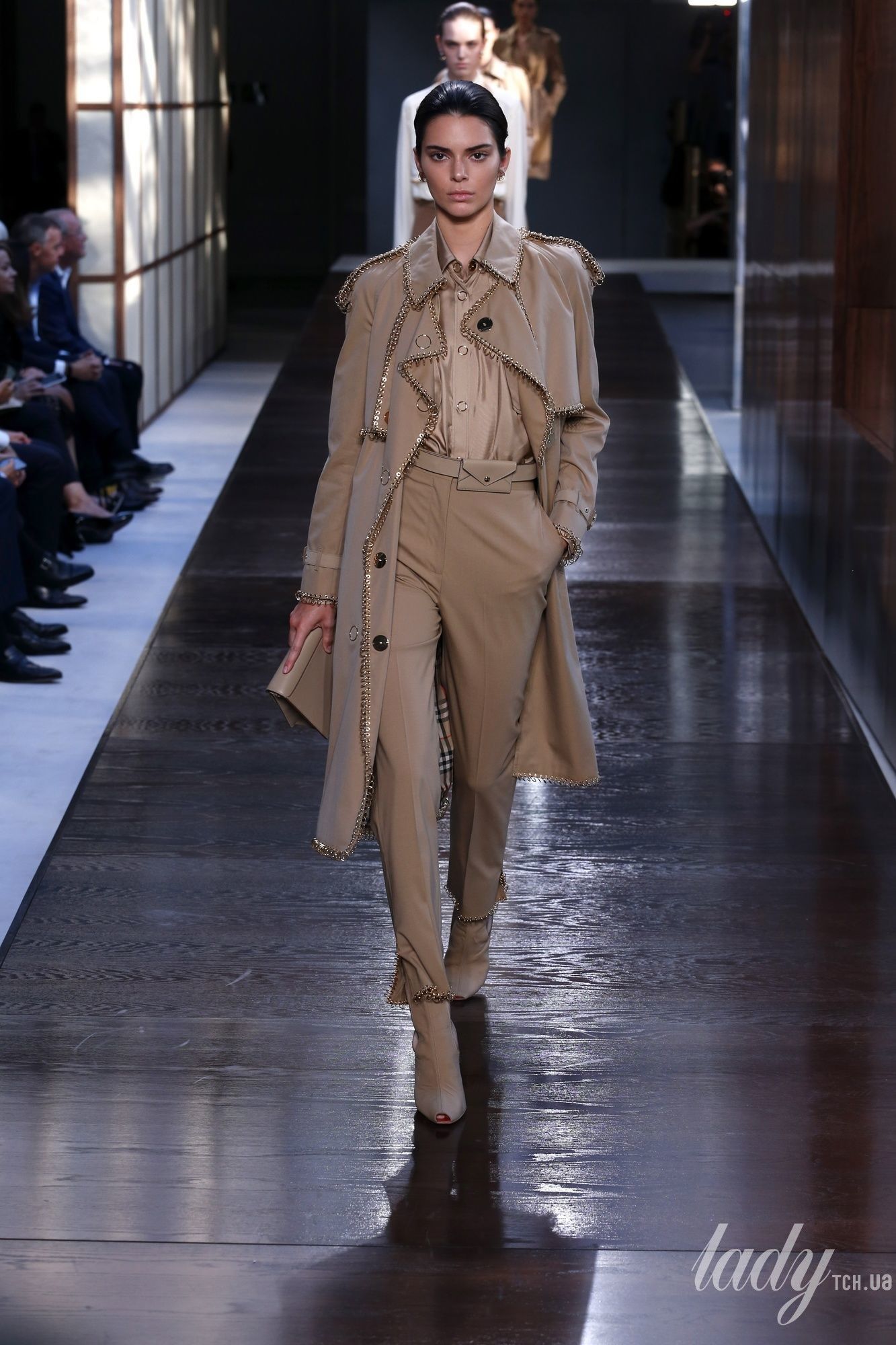 Коллекция Burberry прет-а-порте сезона весна-лето 2019_40