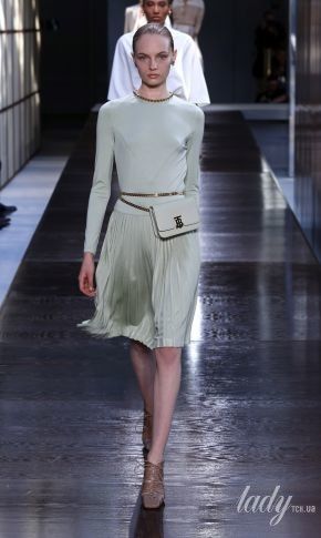 Плиссированные юбки и золотая бахрома в коллекции Burberry сезона весна-лето 2019