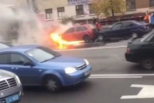 Потрійна ДТП у Києві: один із автомобілів через сильний удар спалахнув