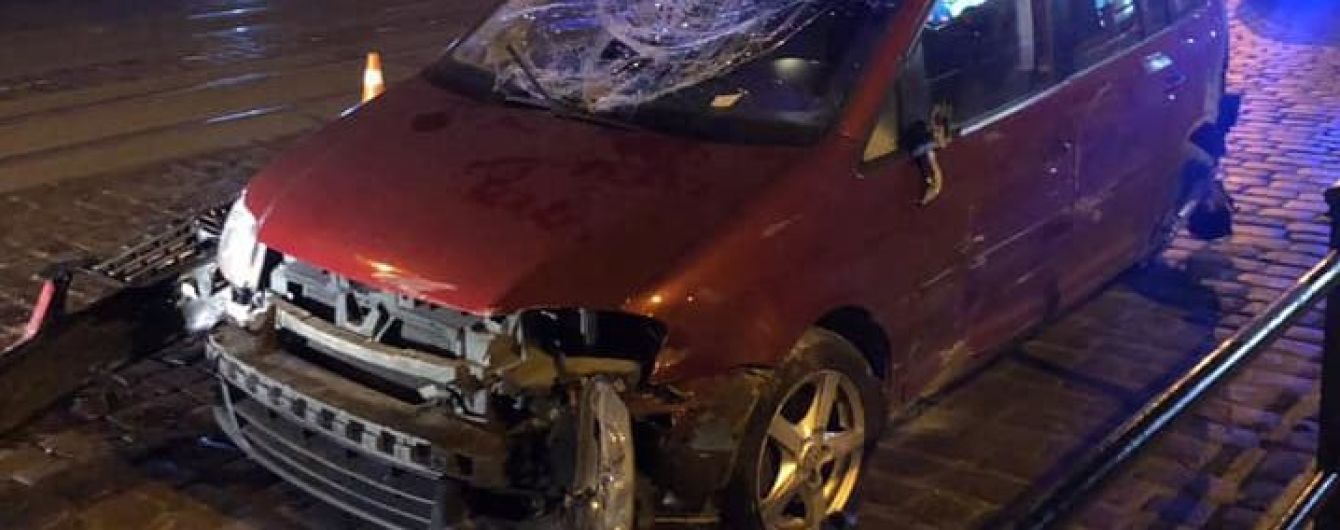 У Львові авто з п’яним водієм під час перегонів із поліцейськими розтрощило паркан і перекинулося