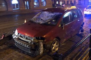 У Львові авто з п’яним водієм під час перегонів із поліцейськими розтрощило паркан і перекинулося