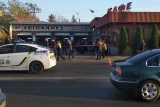 У Луцьку невідомі влаштували стрілянину на автомийці й утекли, є загиблий