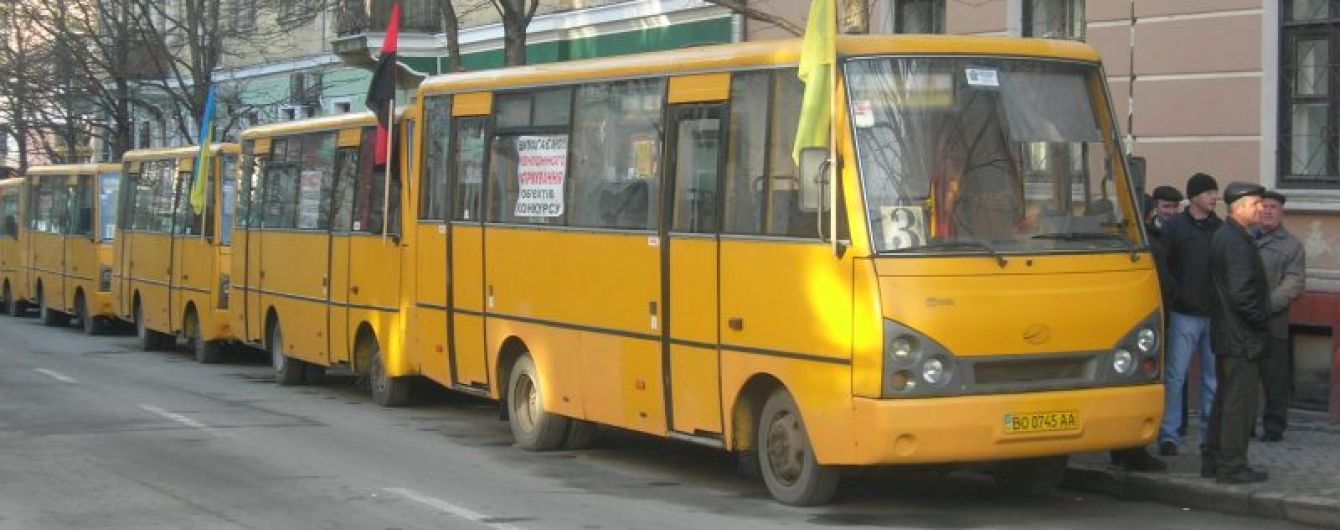 Транспортний колапс у Тернополі: маршрутники страйкують через скасування підвищення вартості проїзду