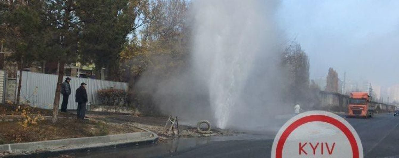 У Києві на Оболоні прорвало теплотрасу: посеред вулиці утворився гейзер