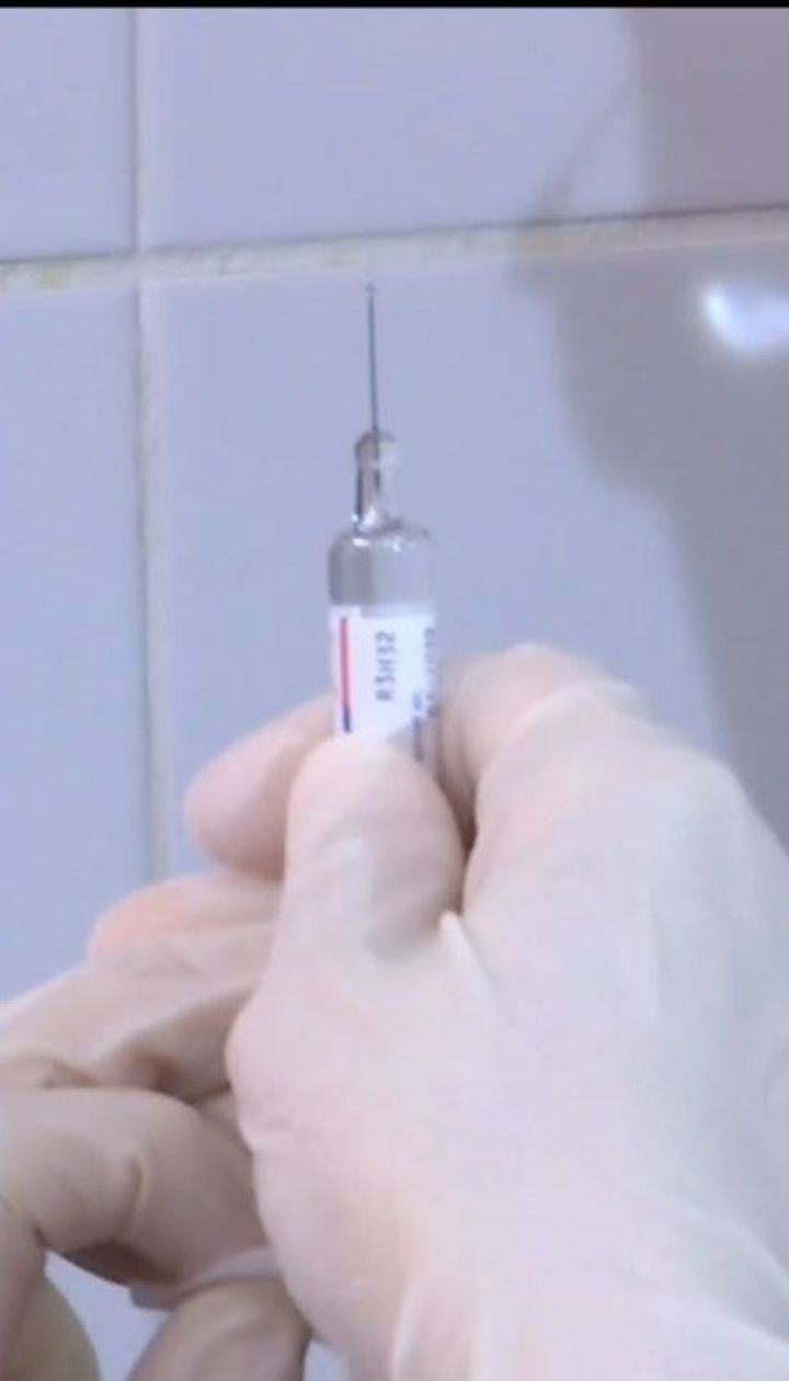 У Дніпрі медики власним прикладом закликали людей вакцинуватись проти грипу