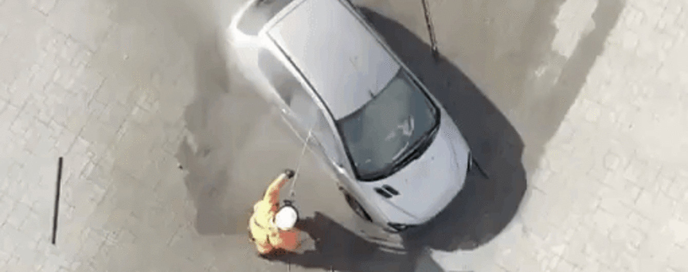 На видео показали, что сделает с машиной мойка в три тысячи бар