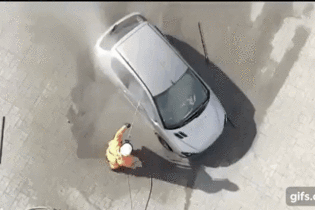 На видео показали, что сделает с машиной мойка в три тысячи бар