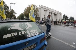 "Євробляхери" під Кабміном проводять акцію протесту щодо доступного розмитнення
