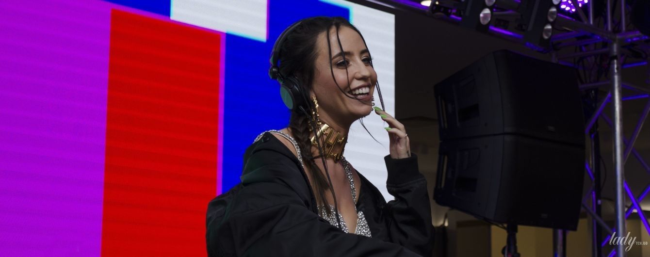 Сексуальная Надя Дорофеева в блестящем кроп-топе отыграла DJ-сет на вечеринке H&M х Moschino