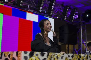 Сексуальная Надя Дорофеева в блестящем кроп-топе отыграла DJ-сет на вечеринке H&M х Moschino