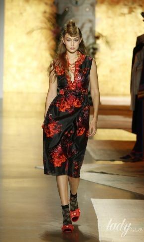 Цветы, парча и атлас в коллекции Anna Sui сезона весна-лето 2019
