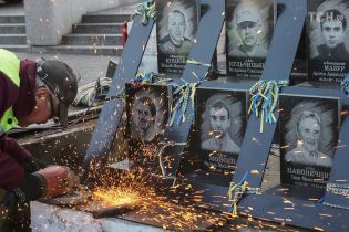 У Києві демонтують меморіал Героям Небесної сотні