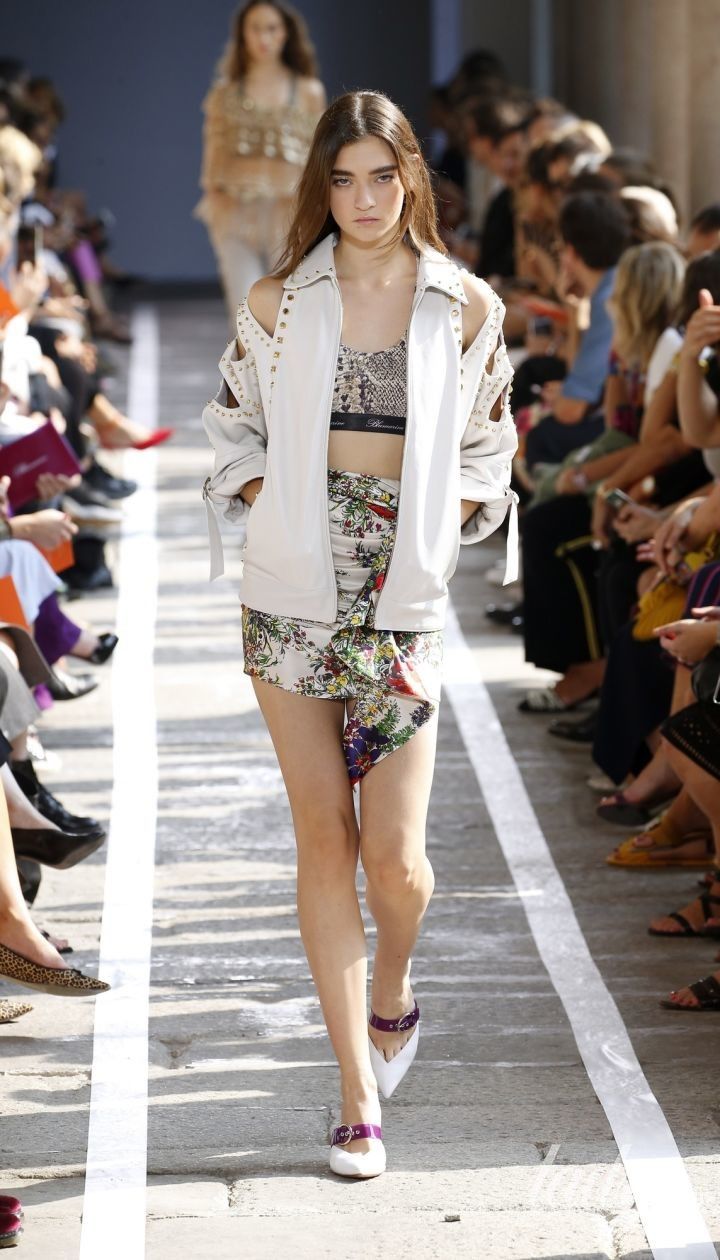 Смотреть Коллекция Blumarine весна-лето 2019 видео Смотреть Коллекция Blumarine весна-лето 2019 видео