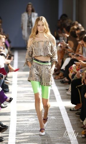 Питон и неон: яркая и многослойная коллекция Blumarine сезона весна-лето 2019