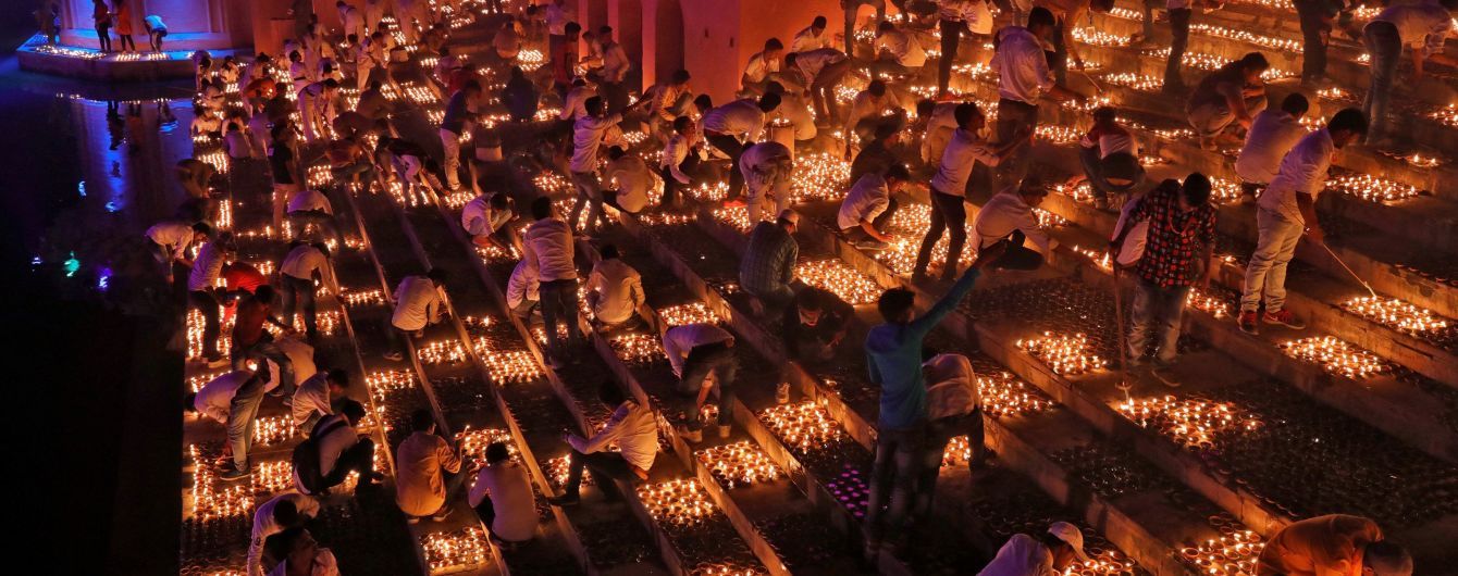 Вогняний рекорд. У Індії одночасно запалили понад 300 тисяч масляних лампадок