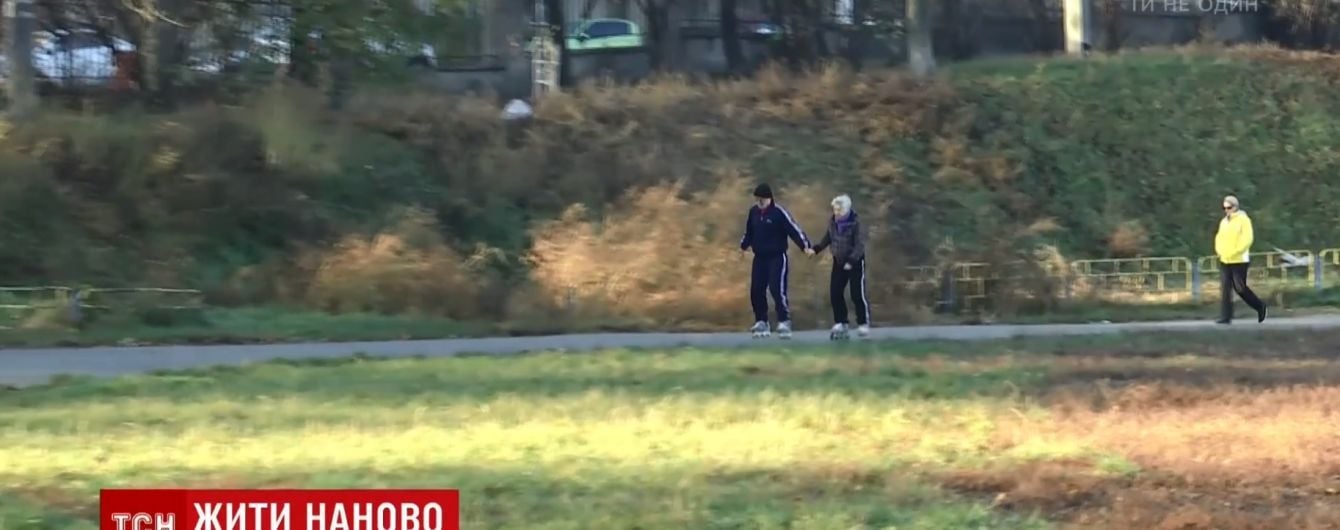Пенсіонери на роликах: закохана пара "60+" втекла з ОРДЛО і вивчила українську