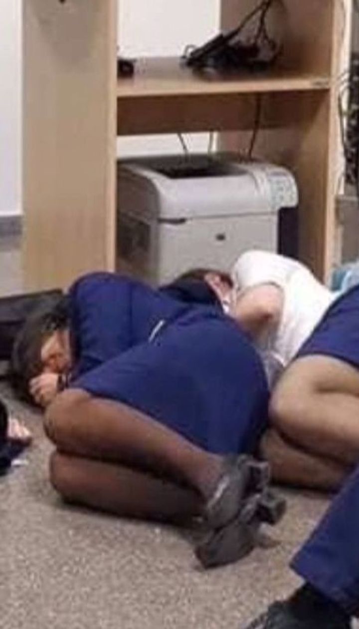 Ryanair уволила шестерых работников, которые сфотографировались на полу