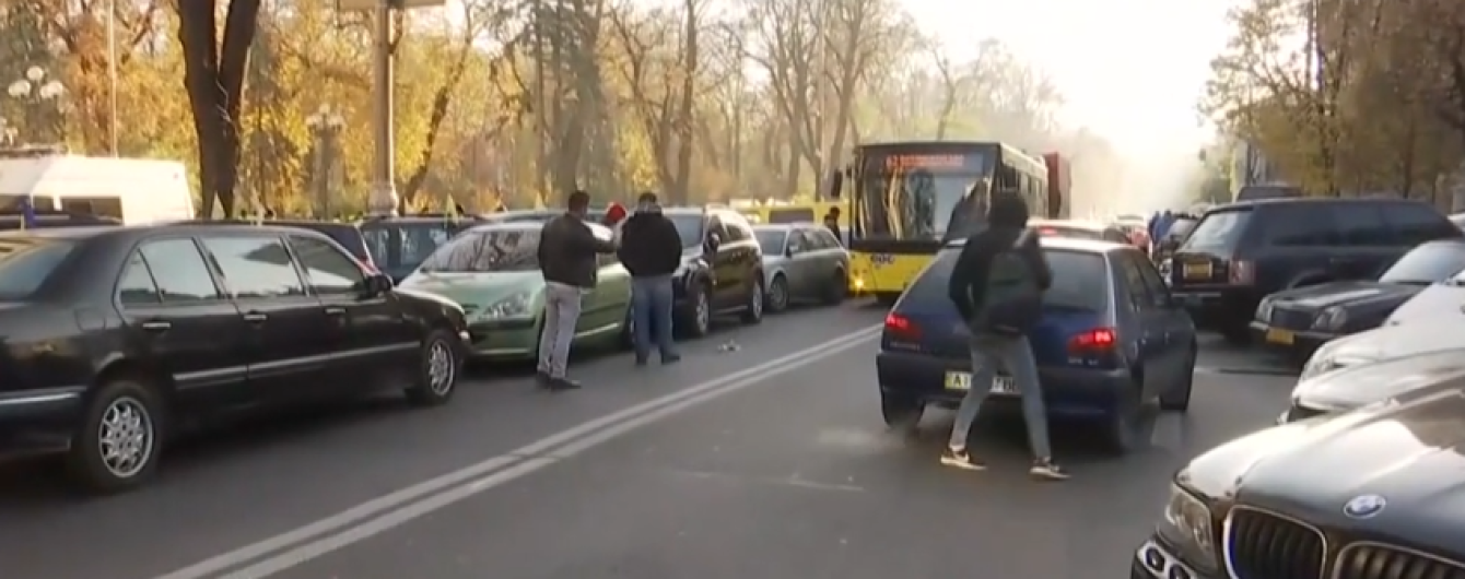 Владельцы автомобилей на "евробляхах" продолжили протест под Верховной Радой