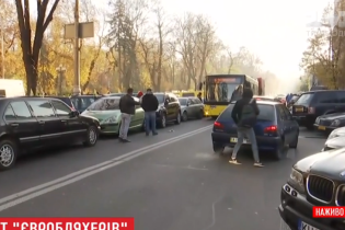 Владельцы автомобилей на "евробляхах" продолжили протест под Верховной Радой