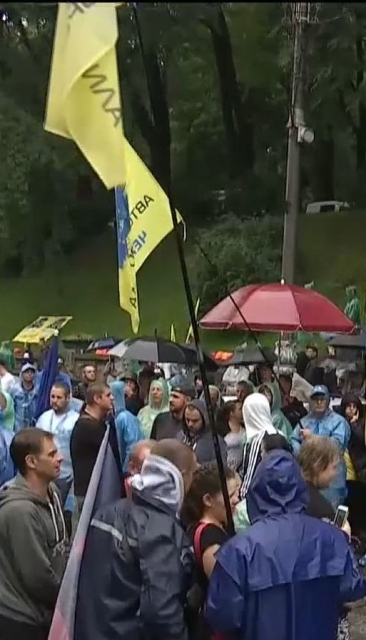 Водители автомобилей с еврономерами устроили митинг под стенами ВР
