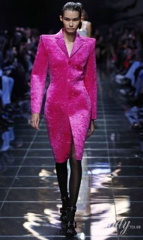 Острые плечи и интересные принты в коллекции Balenciaga сезона весна-лето 2019