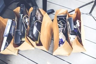 В Україні збільшиться податок на міжнародні посилки: скільки часу вона буде в дорозі та яку суму тепер доведеться платити