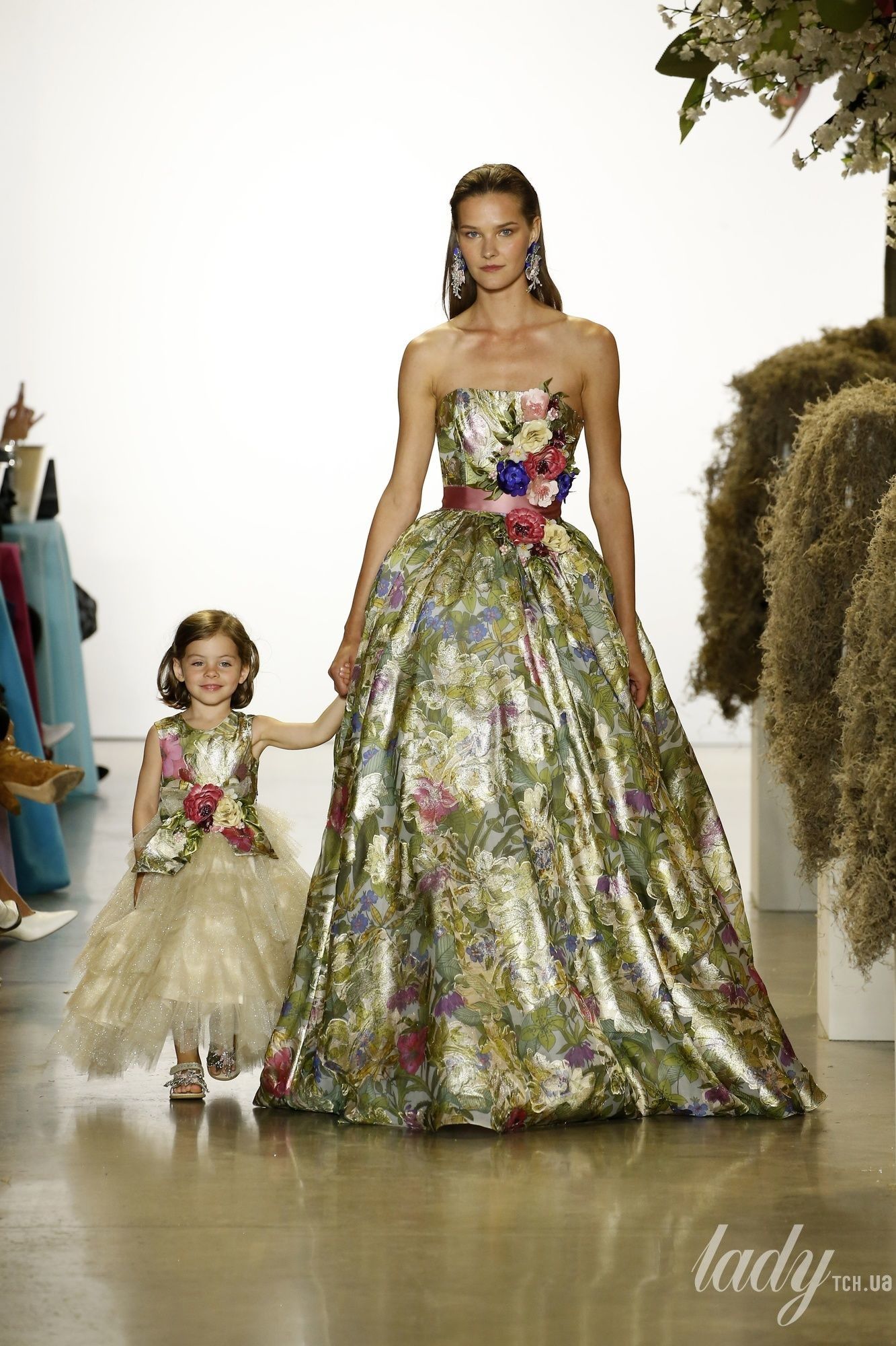 Коллекция Badgley Mischka прет-а-порте сезона весна-лето 2019_28
