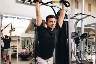 Полуобнаженный Зеленский продемонстрировал, как с помощью снаряда формирует свои кубики