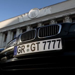 Ажіотаж серед "євробляхерів": послуги брокера на митниці зросли з 50 до 400 доларів