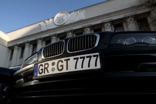 Ажиотаж среди "евробляхеров": услуги брокера на таможне выросли с 50 до 400 долларов