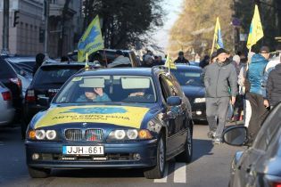 Поновлення сертифікації і величезні акцизи: що розповідають в уряді про розмитнення "євроблях"