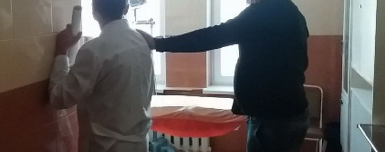 У Вінниці лікаря затримали на хабарі у 4 тис. доларів