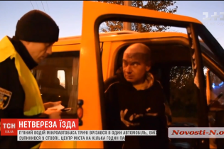 В Николаеве пьяный водитель микроавтобуса трижды врезался в легковушку, а потом "остановился" в столб