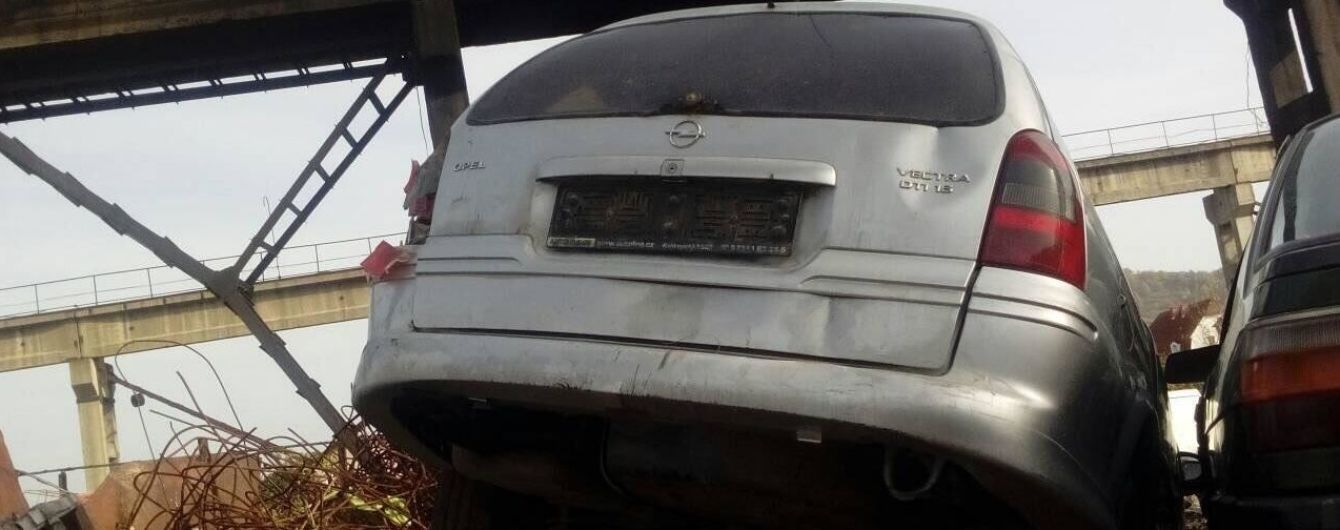 На Закарпатті чоловік здав на металобрухт автівку знайомого