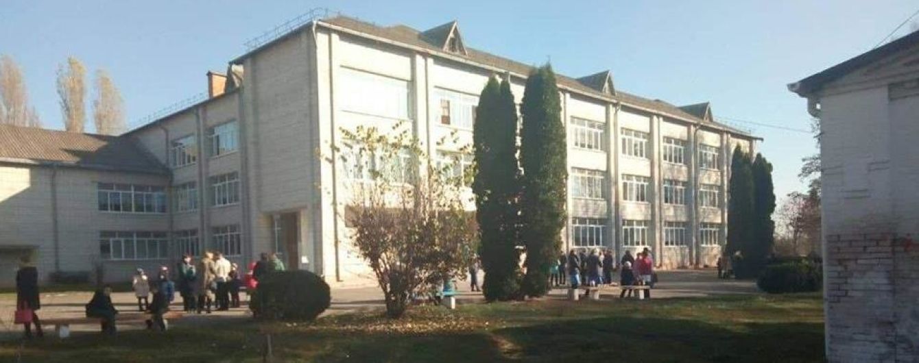 В школе на Киевщине подросток распылил газ: десятки школьников эвакуировали, девять – в больнице