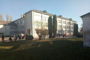 В школе на Киевщине подросток распылил газ: десятки школьников эвакуировали, девять – в больнице
