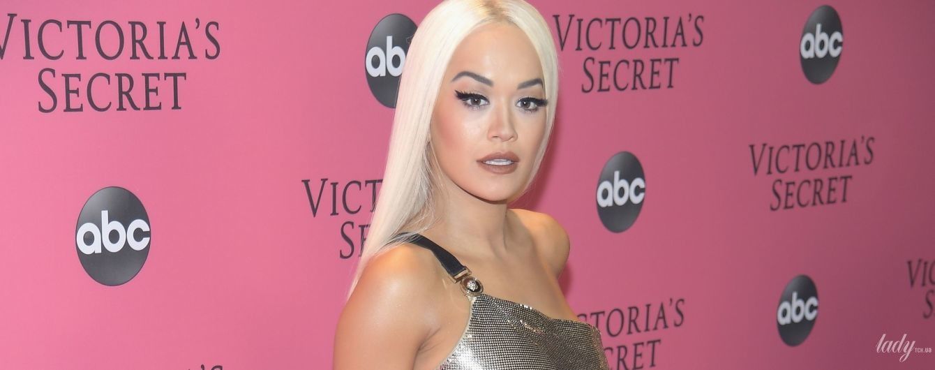 В платье Versace со смелым разрезом: Рита Ора позировала на розовой дорожке