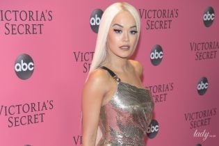 У сукні Versace зі сміливим розрізом: Ріта Ора позувала на рожевій доріжці