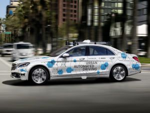 Mercedes розгорне випробування безпілотника під боком в Apple