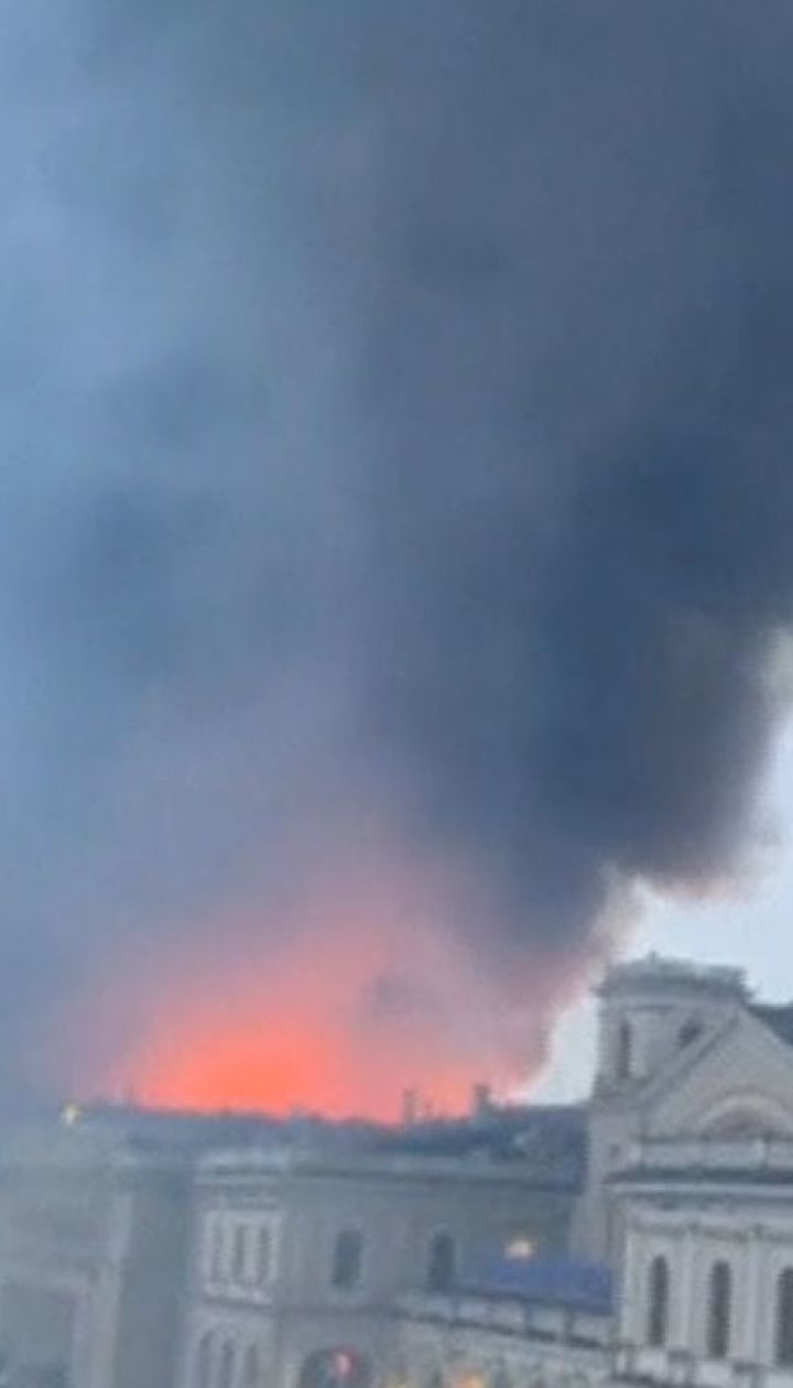 В центре Санкт-Петербурга вспыхнул огромный торговый центр