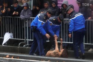Оголені провокації. У Парижі учасниця Femen намагалася застрибнути на кортеж Трампа