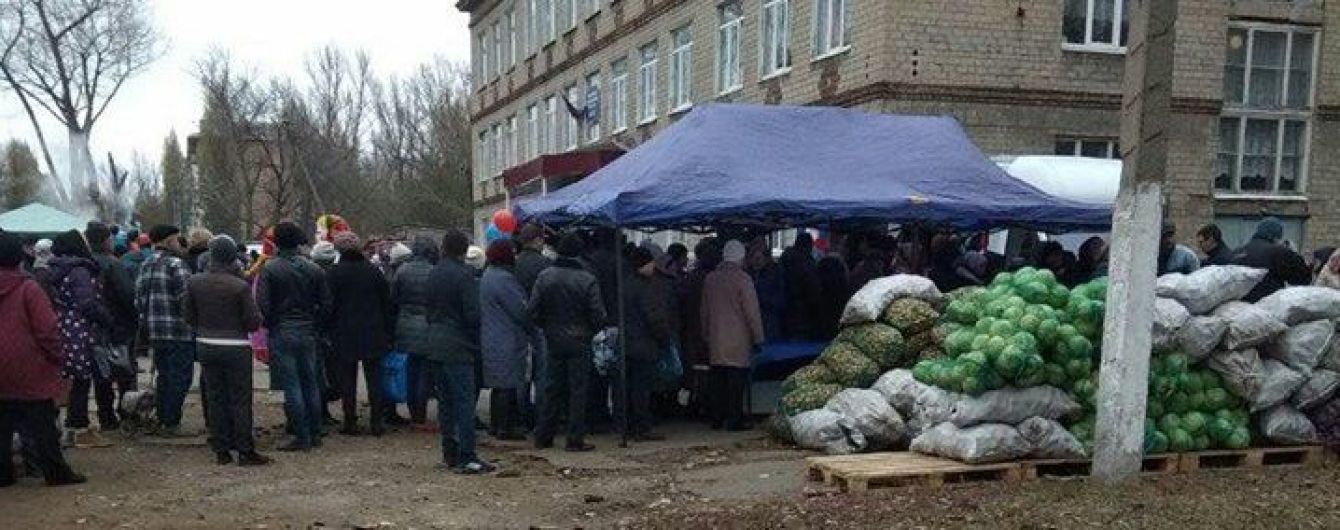 "Задля явки". На "виборчих дільницях" на Донбасі організували продаж дешевих харчів
